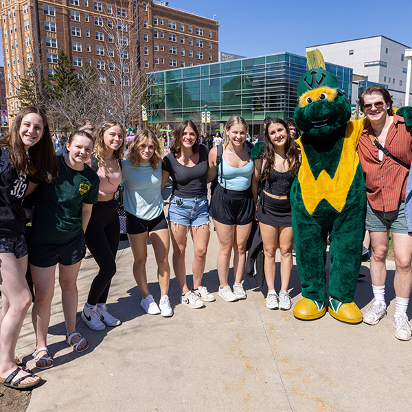 Group of WSU students with the WSU mascot